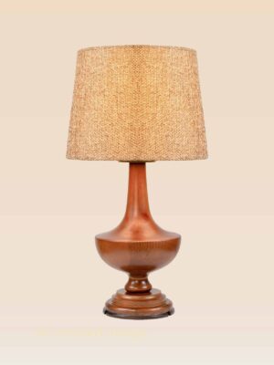 Classic wooden table lamp with natural woven shade – Checkmark