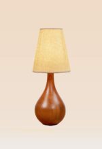 Model 519 – Wooden table lamp with pear-shaped base and cream textured lampshade