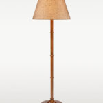 Wooden floor lamp model 613 with bamboo-inspired wooden stem and woven-texture fabric shade – classic decorative floor lamp for warm interiors